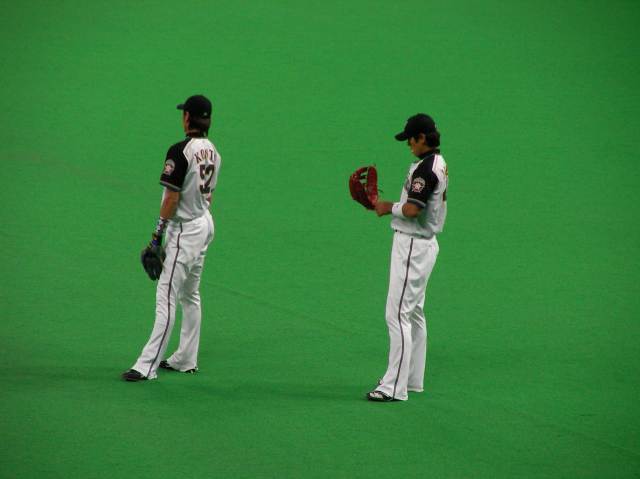 試合前の練習で順番を待つ紺田選手（左）と稲葉選手（右）